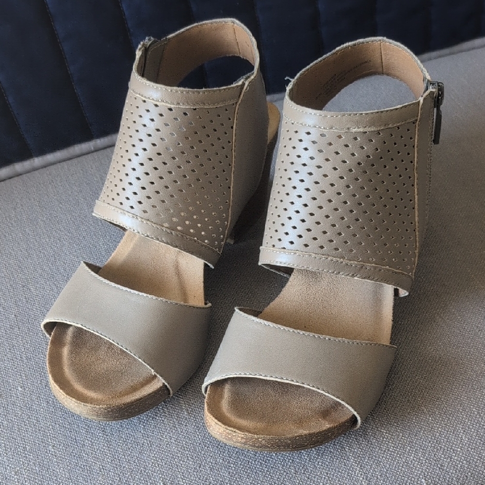 Söfft Perforated Taupe Open-Toe Heel Sandals W 9.5